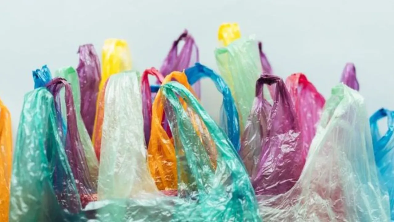 Trik Jitu Menutup Kantong Plastik Hanya dengan Sendok