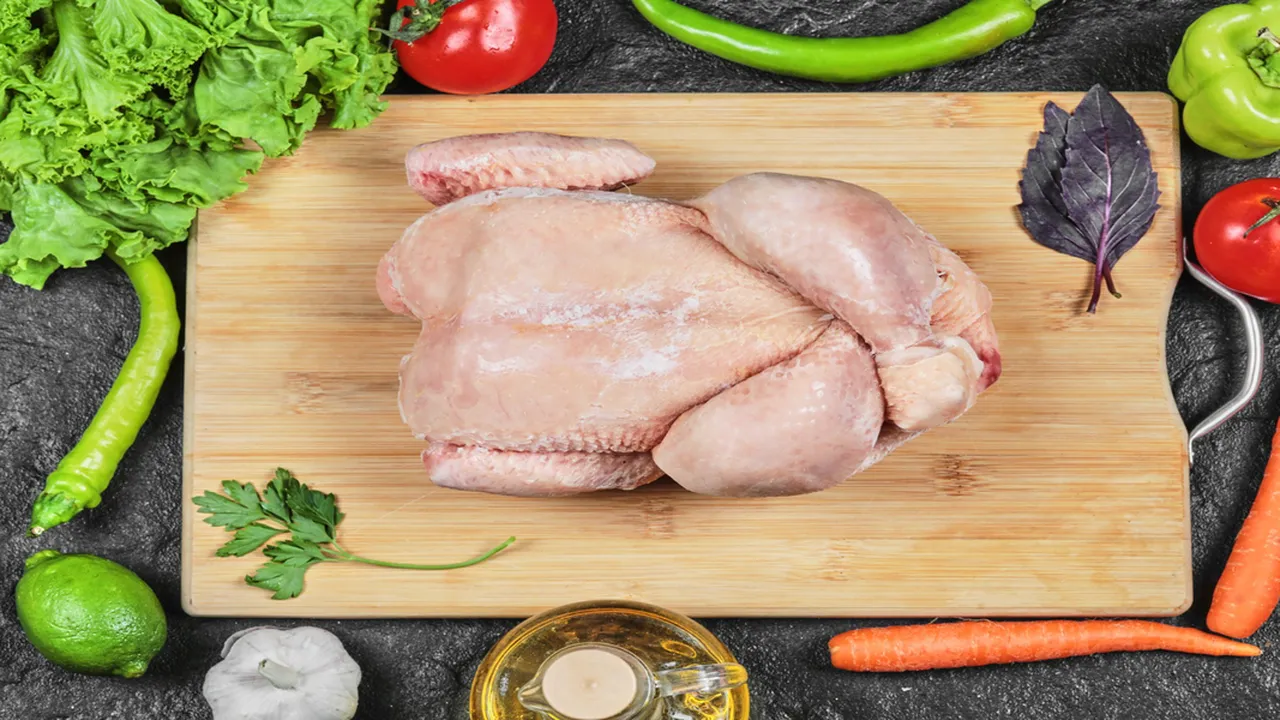 Trik Mudah Mengatasi Ayam Beku yang Menempel dalam Waktu Singkat