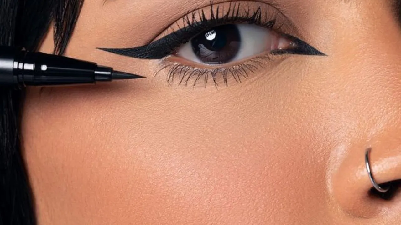 Trik Simpel untuk Menciptakan Eyeliner Rapi dan Tipis Seperti di TikTok