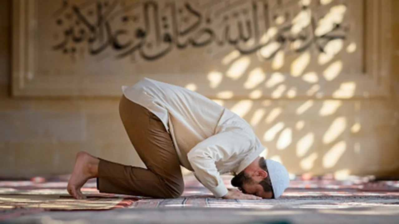 Tumaninah Artinya Tenang dalam Sholat, Ketahui Manfaat dan Cara Melakukannya