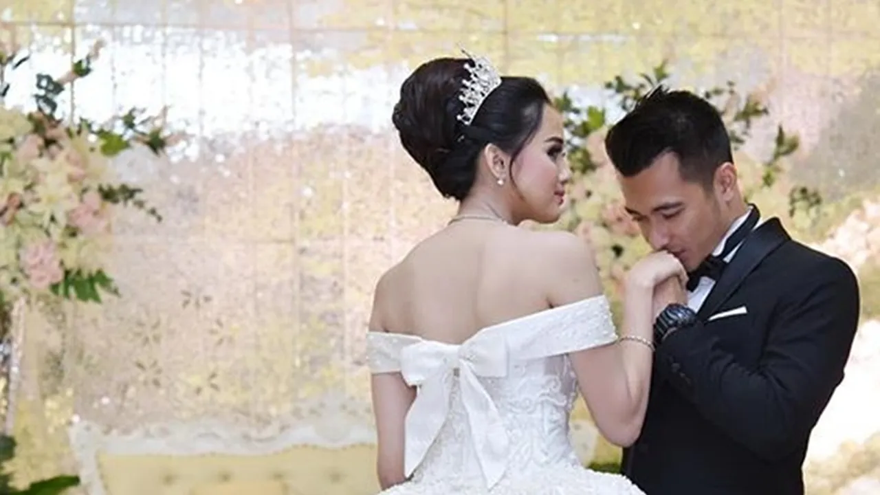 Tunda Bulan Madu, Begini Perasaan Eza Gionino & Sang Istri
