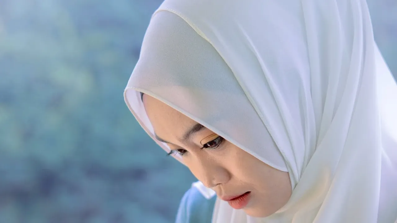 Tutorial Hijab Pashmina untuk Wajah Bulat agar Terlihat Lebih Proporsional