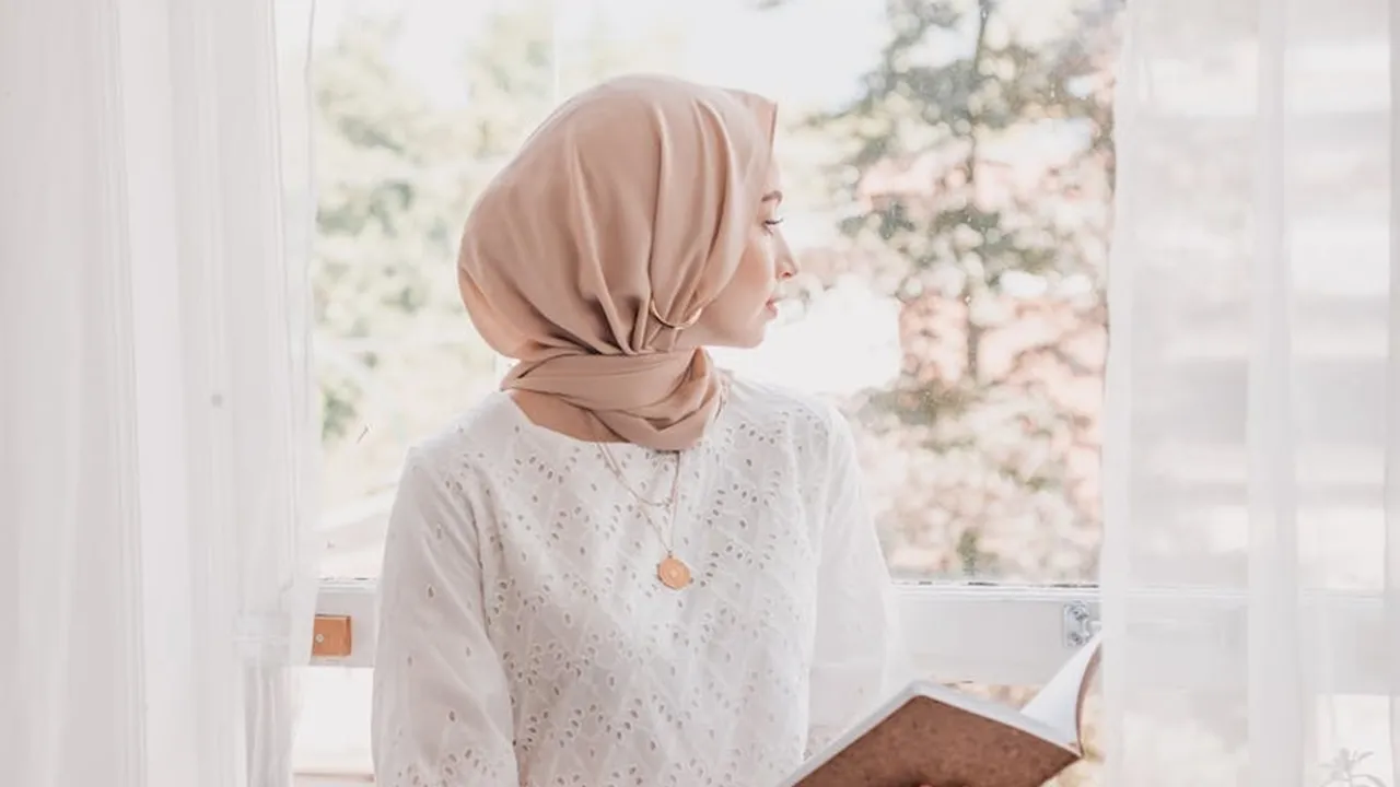 Tutorial Hijab Segi Empat yang Tepat, dari Persiapan dan Langkahnya untuk Tampil Elegan Serta Nyaman