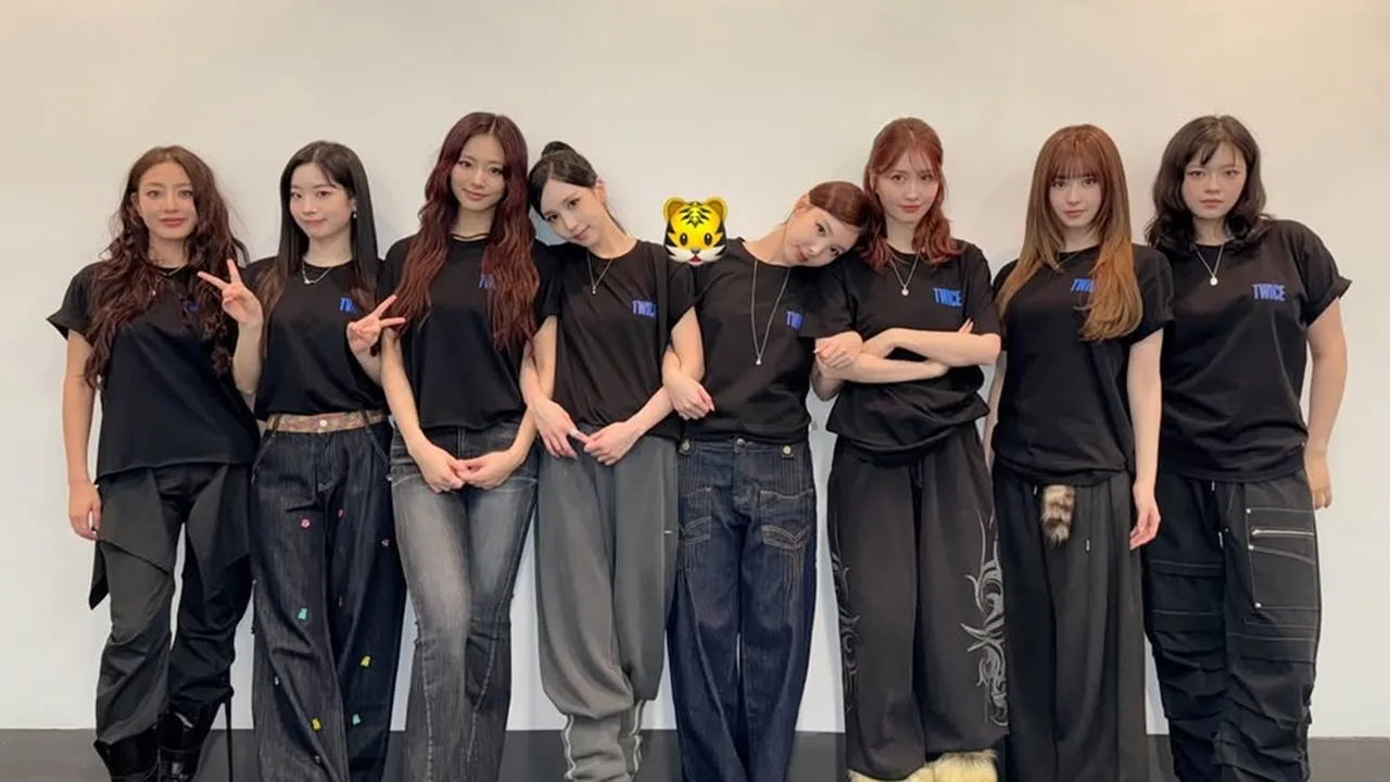 TWICE Jadi Girl Group K-Pop Pertama yang Tampil di Stadion Kai Tak Hongkong