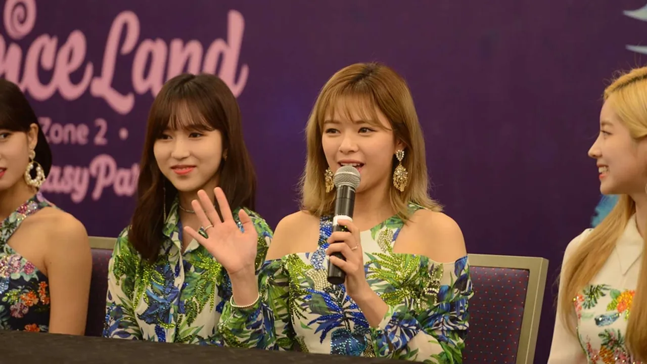 TWICE Ungkap Momen-Momen Spesial Bersama Para Fans TWICE Ungkap Momen-Momen Spesial Bersama Para Fans