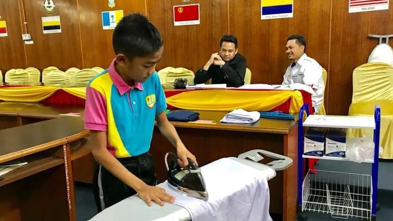 Ujian Masuk Sekolah Ini Unik Banget, Disuruh Menyetrika Baju! Ujian Masuk Sekolah Ini Unik Banget, Disuruh Menyetrika Baju!
