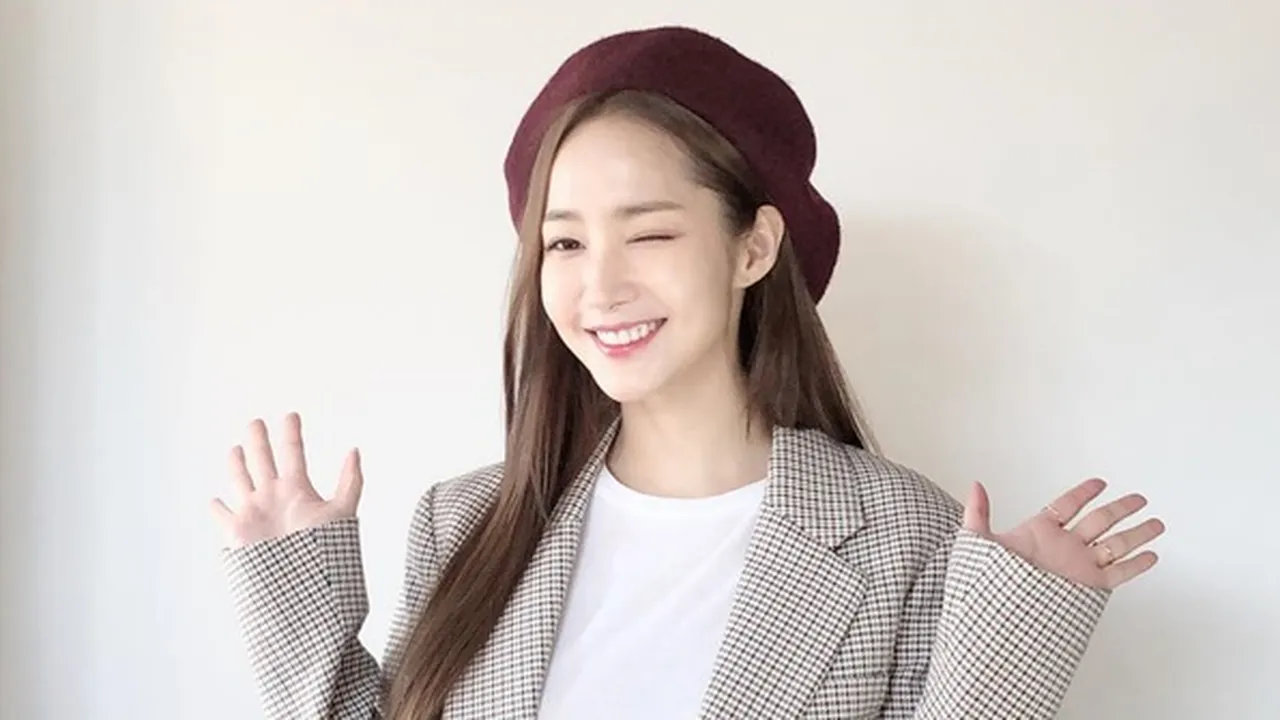 Ulang Tahun ke-33, Park Min Young Posting Foto Manis Pakai Seragam SMA