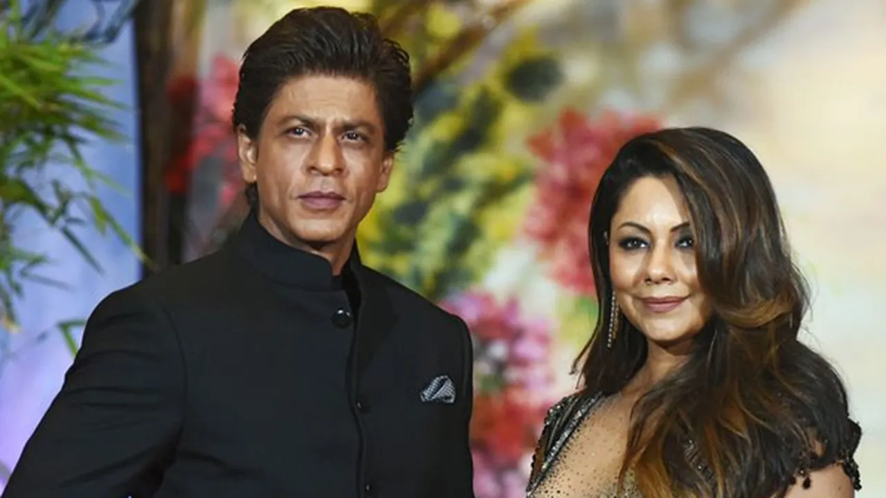 Ultah ke-53, Shahrukh Khan Rayakan Bareng Gauri dan Fans di Mannat