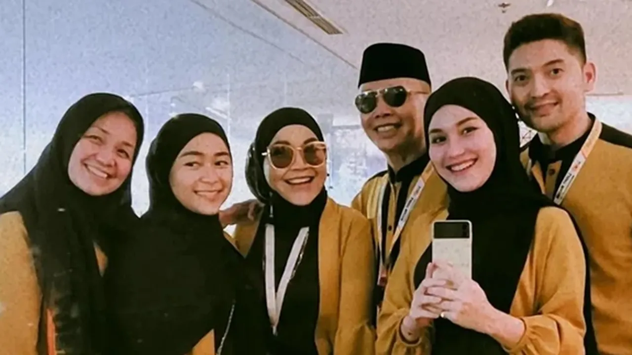 Umrah bareng Keluarga Besar, Ayu Ting Ting Berdoa Supaya Dapat Jodoh