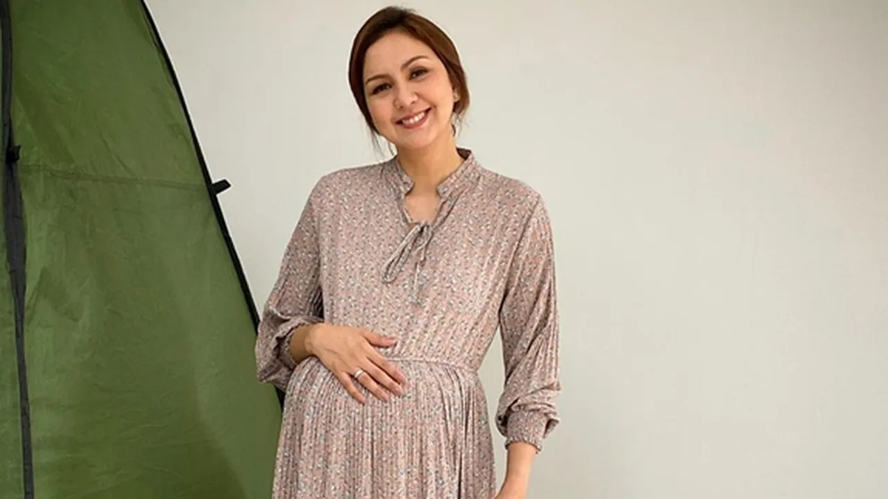 Unggah Foto Perut Buncit, Donna Agnesia Didoakan Hamil Lagi