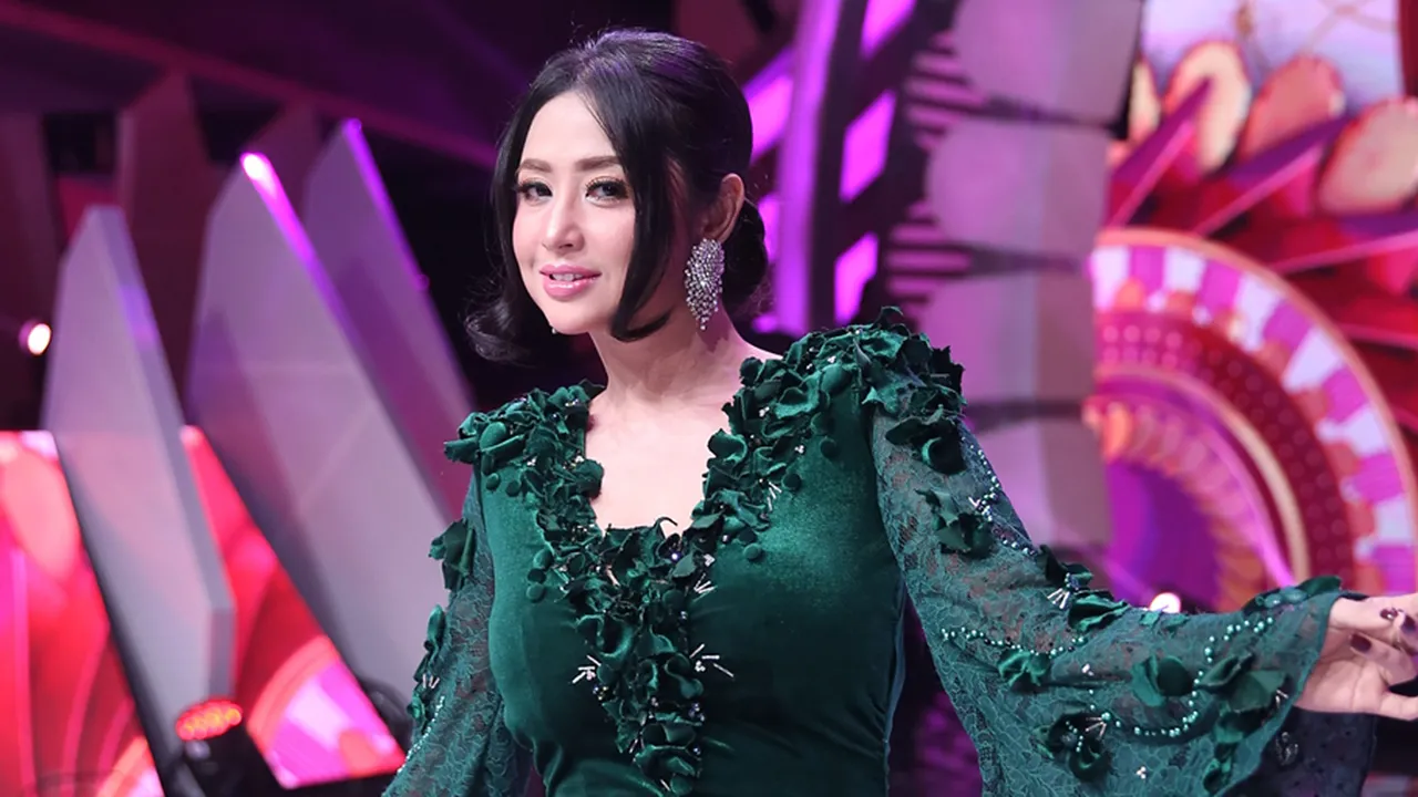 Unggah Foto Saat Tidur, Dewi Perssik Dipuji Cantik Oleh Netizen