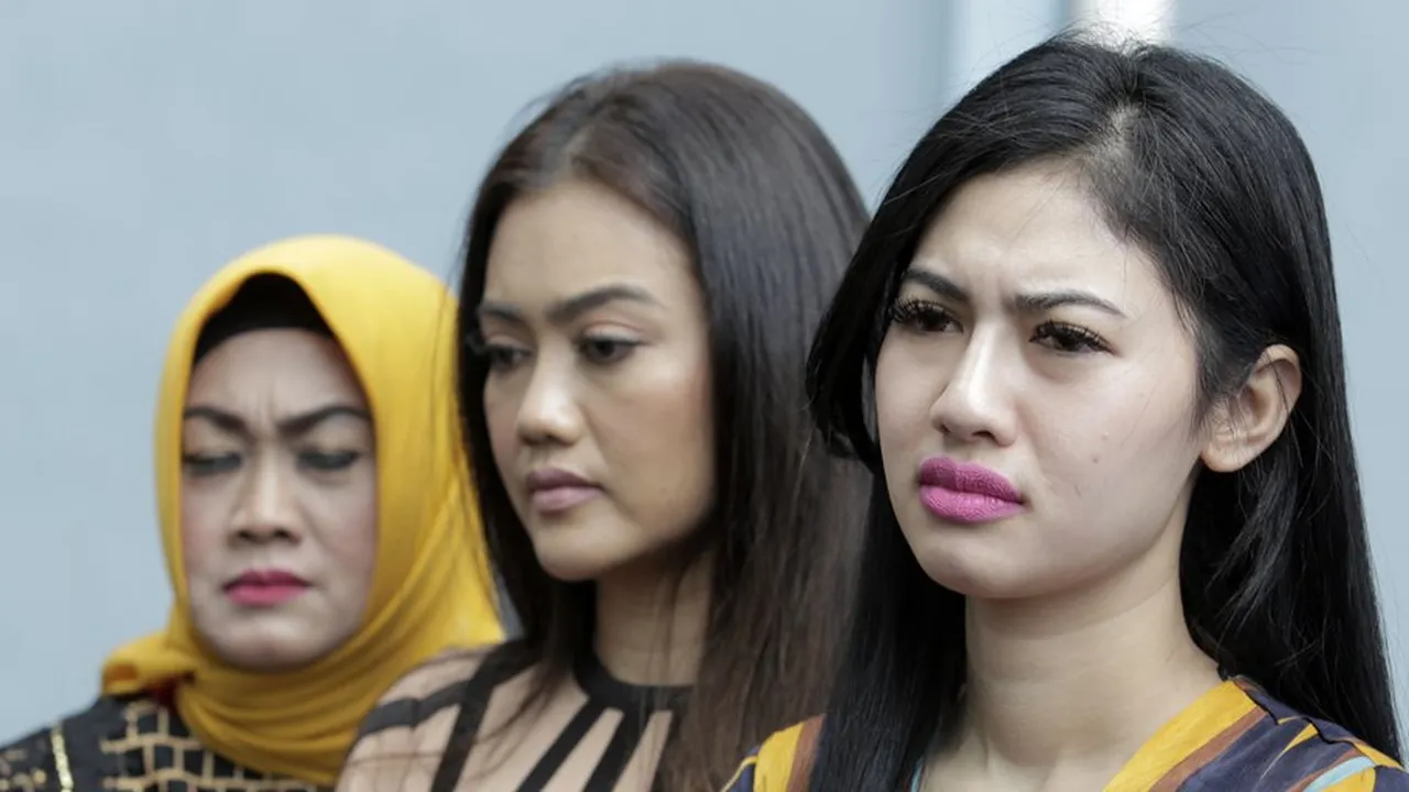 Unggah Foto Tangan Berdarah, Adik Mendiang Julia Perez Berantem Sampai Cakar-Cakaran?