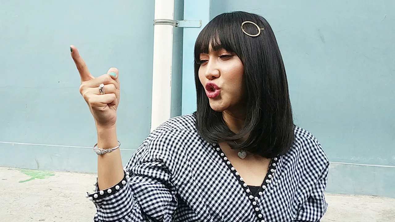 Unggah Pose Berbikini, Lucinta Luna Tantang Adu Keseksian