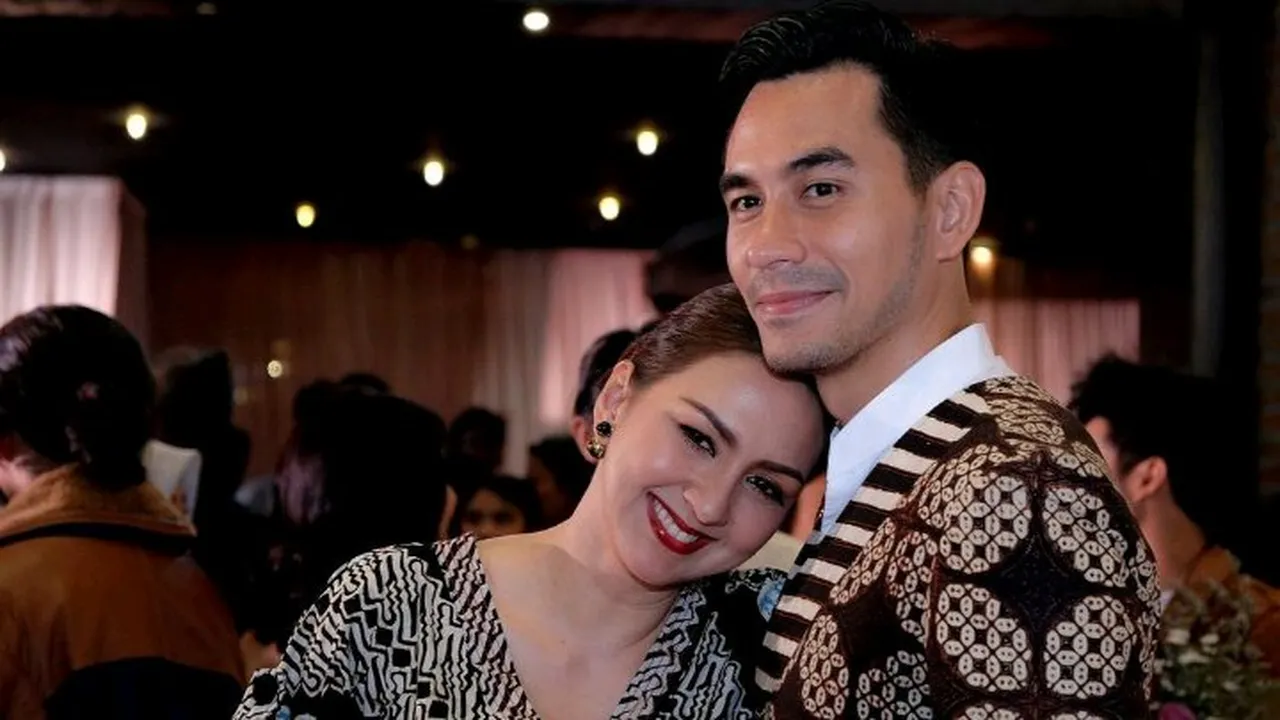 Unggah Video Tik Tok Bareng Istri, Darius Sinathrya Tulis Caption Manis