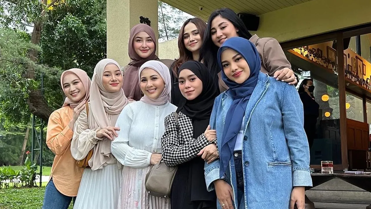Unggahan Perdana Lesti Kejora Pasca Kasus KDRT, Foto Bareng Dinda Hauw Hingga Aurel Hermansyah Unggahan Perdana Lesti Kejora Pasca Kasus KDRT, Foto Bareng Dinda Hauw Hingga Aurel Hermansyah