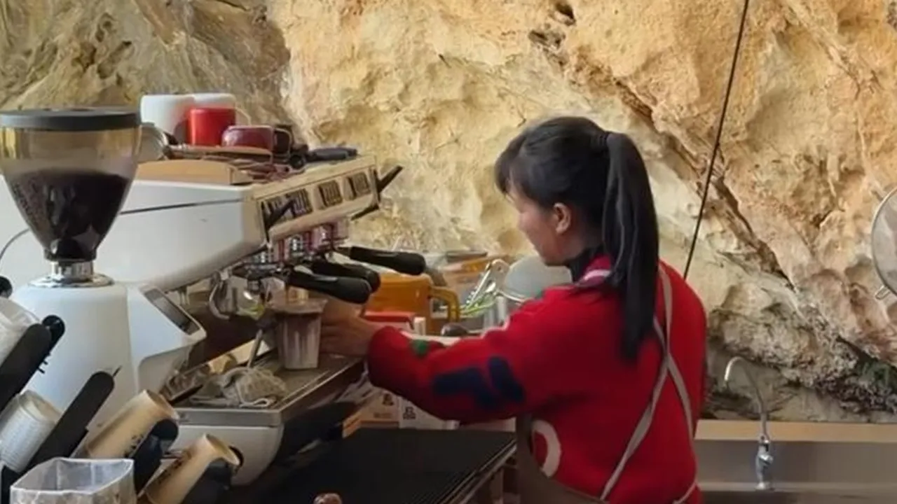 Unik Banget, di China Ada Coffe Shop yang Masuknya Harus Lewatin Goa tapi Cantik Parah
