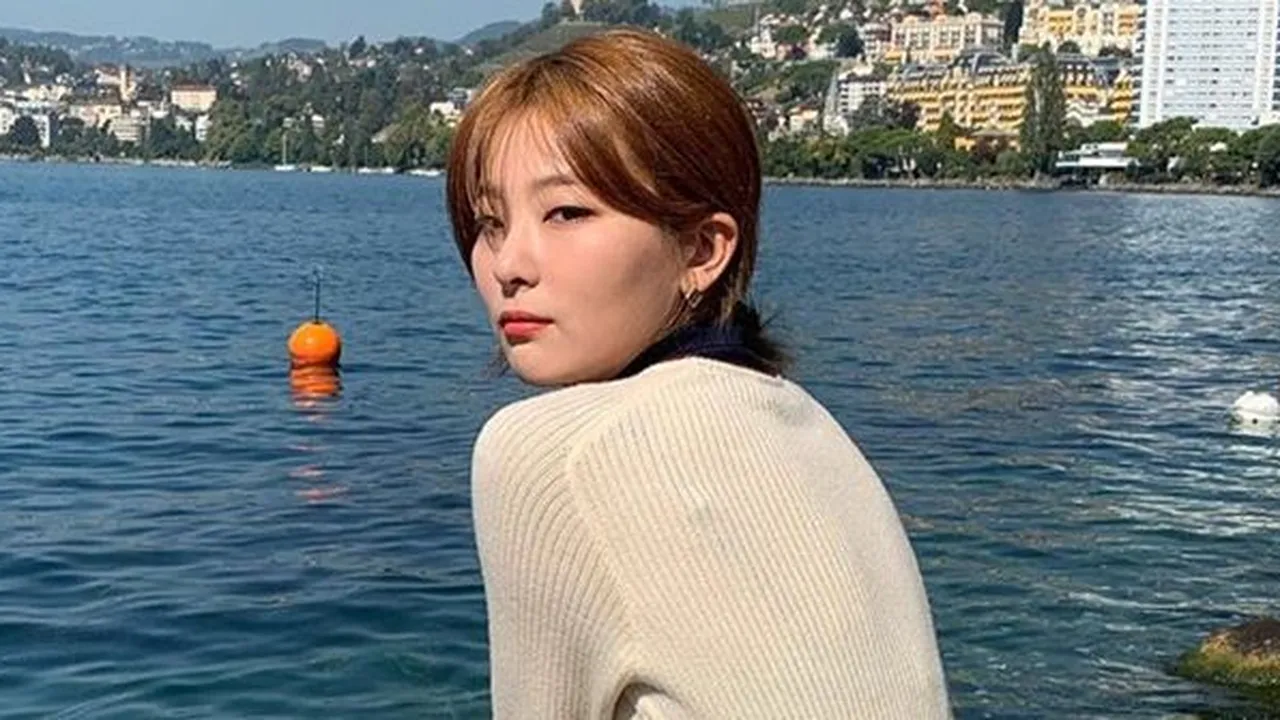 Unik dan Bikin Lapar, Seulgi Red Velvet Pose dengan Indomie Satu Rak