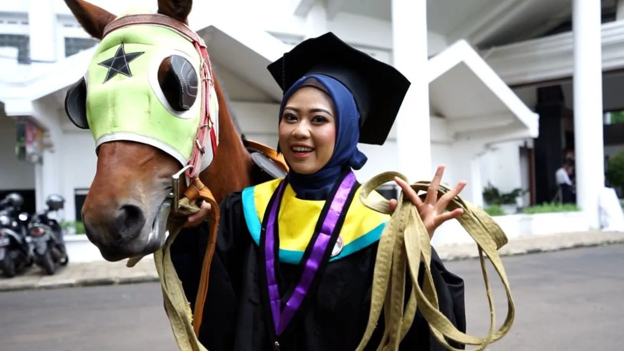 Unik! Nur Avia Aminia Datang ke Lokasi Wisuda Naik Kuda
