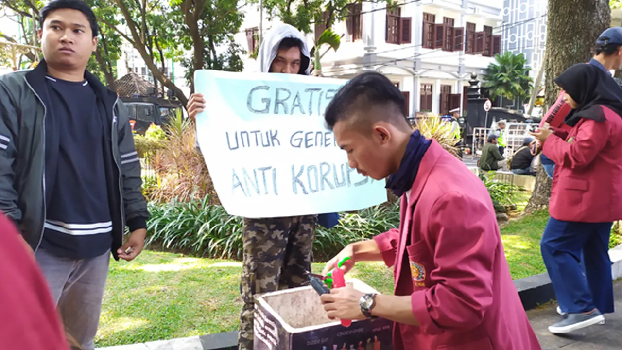 Unik, Penjual Es di Malang Gratiskan Dagangan Untuk Demonstran Pelemahan KPK