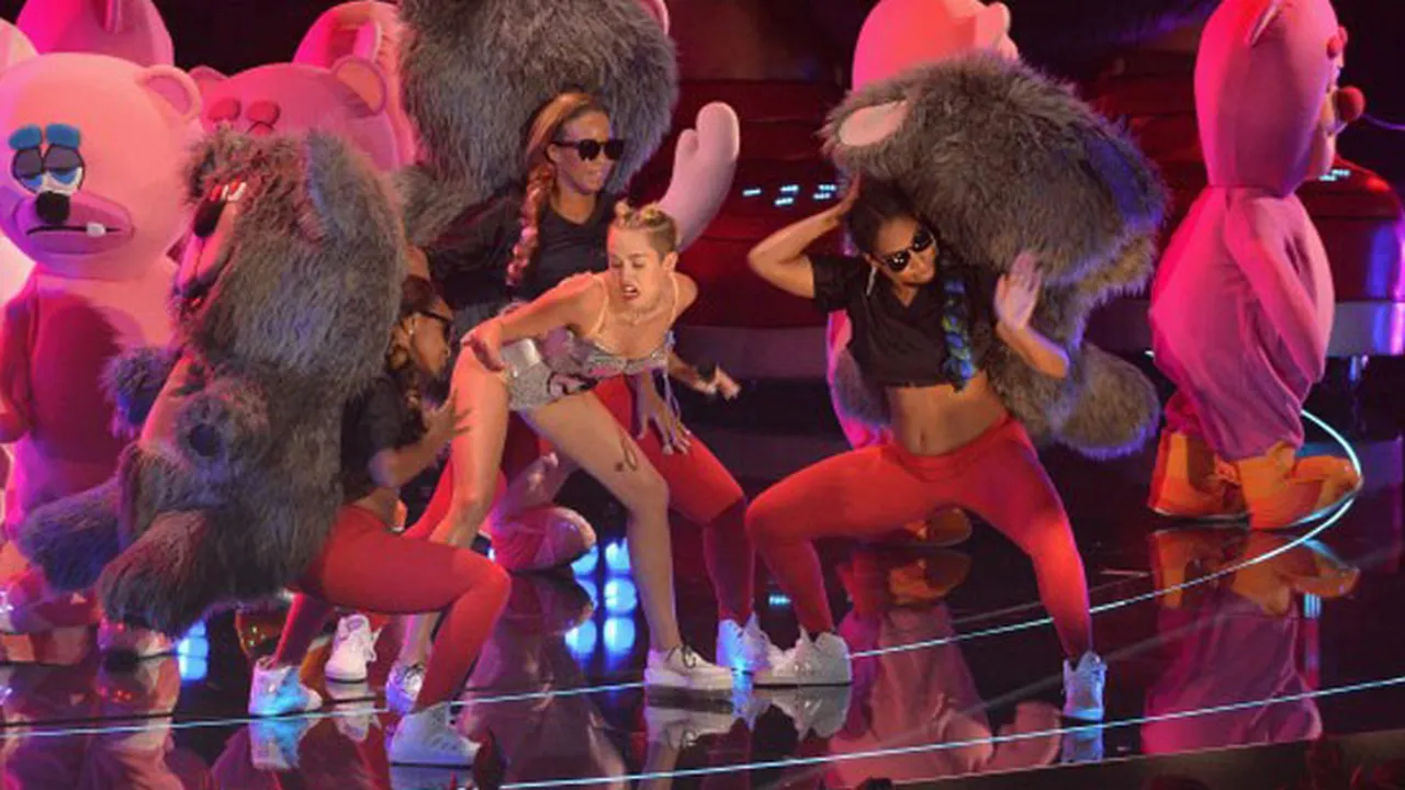Ups! Miley Cyrus 'Twerking' di Berbagai Lukisan Terkenal