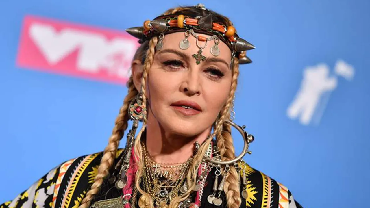 Usia Beda Hingga 36 Tahun, Madonna Tertangkap Mesra Bareng Pacar Barunya Usia Beda Hingga 36 Tahun, Madonna Tertangkap Mesra Bareng Pacar Barunya