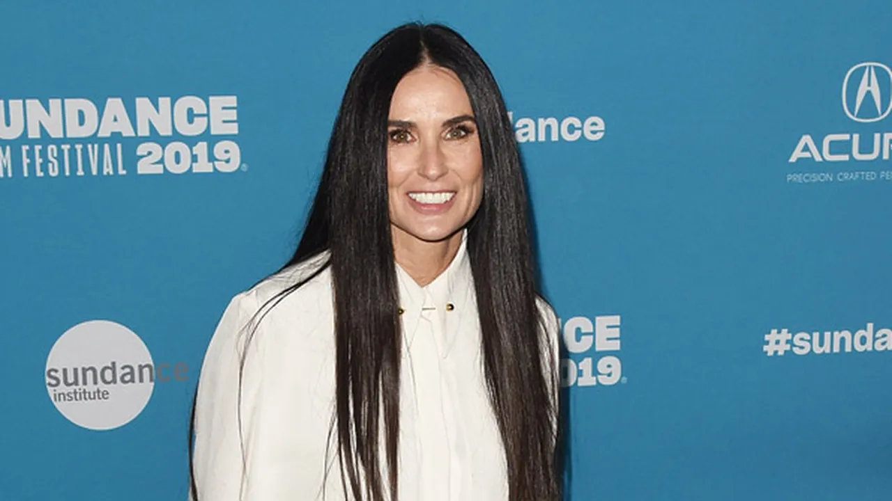 Usia Lebih dari Setengah Abad, Demi Moore Nekat Pose Tanpa Busana Usia Lebih dari Setengah Abad, Demi Moore Nekat Pose Tanpa Busana