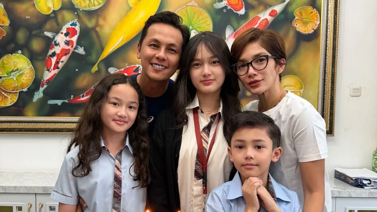 Ussy SulistiawatyとAndhika Pratama、娘のEleaときょうだいの家族写真