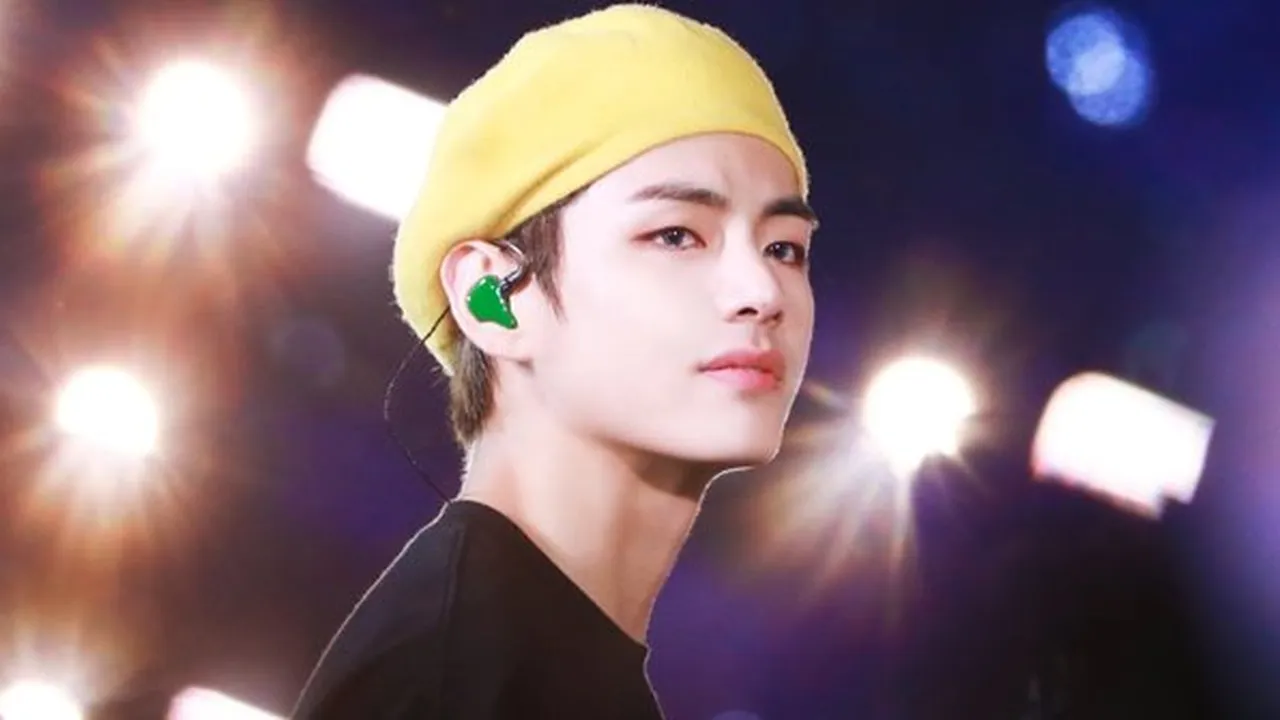V BTS Buktikan Pesona Ganteng & Kece Meski Hanya Pakai Baju Sederhana