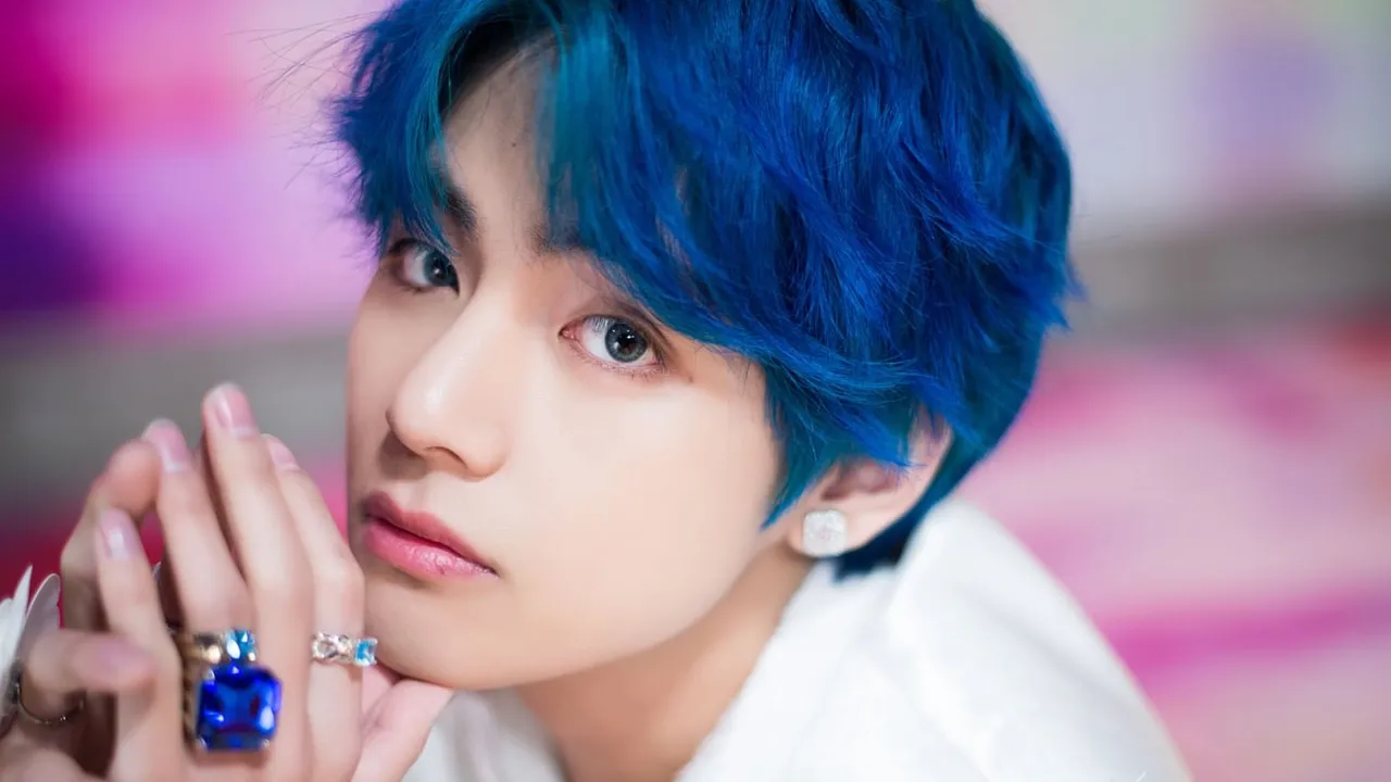 V BTS Pajang Lukisan Buatan ARMY, Piyama yang Dipakainya Justru Ludes Dalam 5 Menit