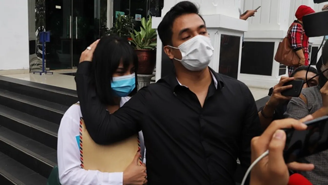 Vanessa Angel Menangis saat Bacakan Pledoi, Bibi Ardiansyah Sesenggukan di Ruang Sidang