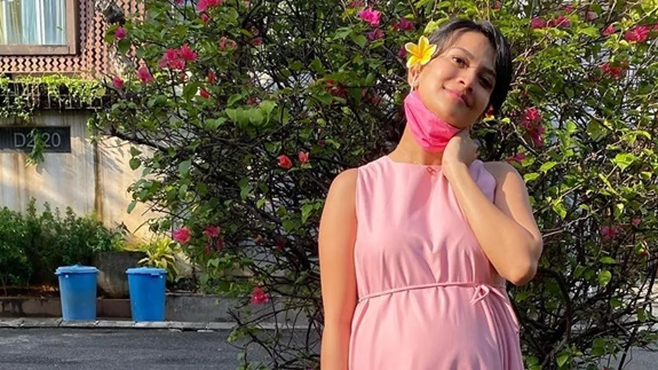 Vanessa Angel Topless Sambil Perlihatkan Bare Baby Bump di Pemotretan Terbaru