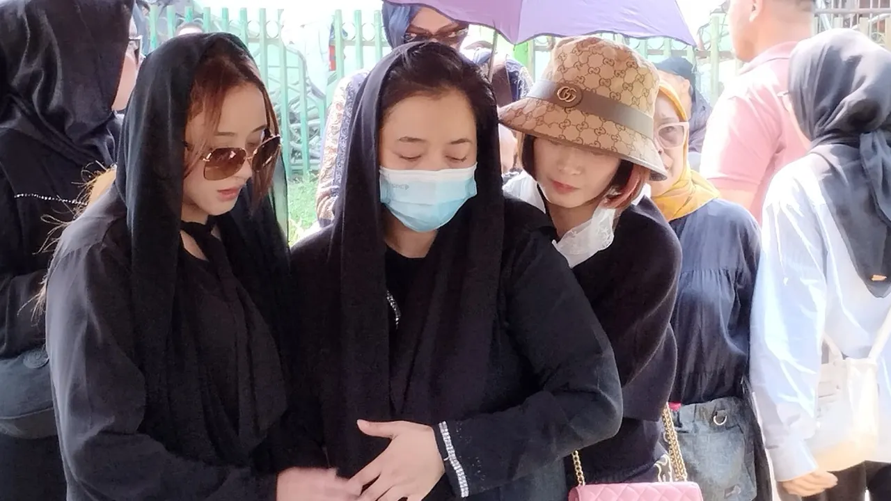 Vega Darwanti Ungkap Kenangan Mengharukan di Detik-Detik Sang Ibu Meninggal Dunia