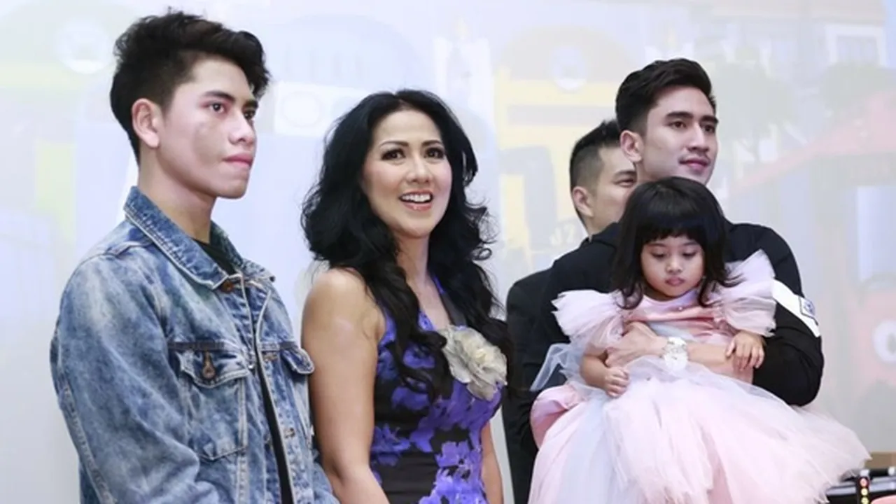 Venna Melinda Ingin Anak Perempuannya Ikut Kontes Kecantikan Venna Melinda Ingin Anak Perempuannya Ikut Kontes Kecantikan