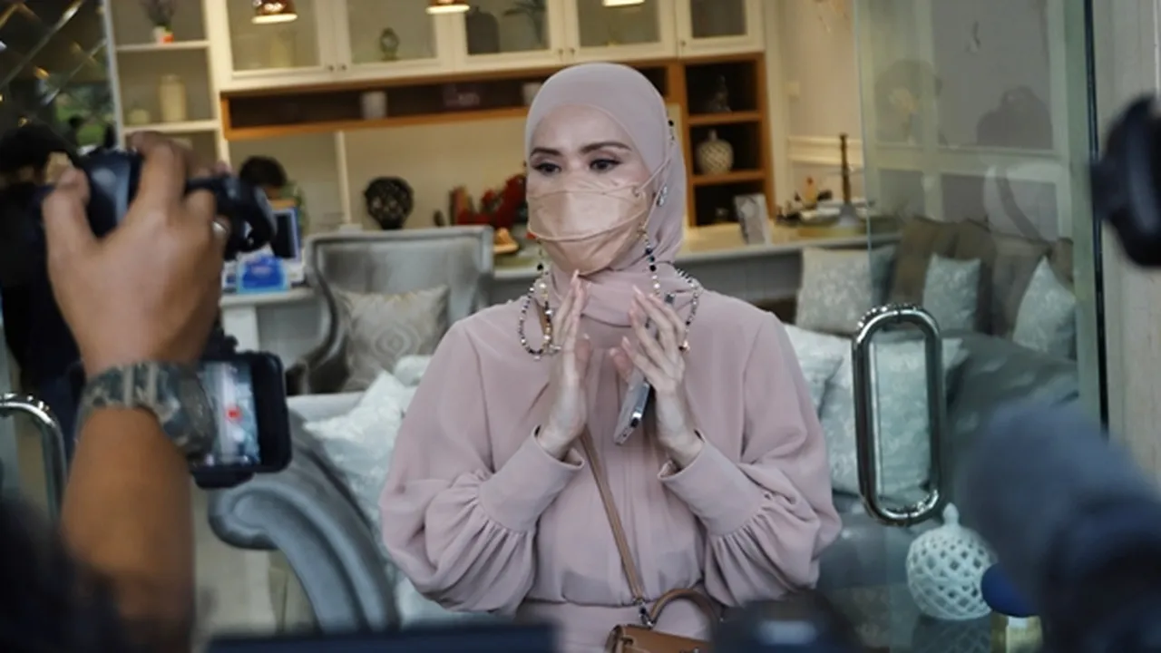 Vicky Prasetyo Resmi Divonis 4 Bulan Penjara, Angel Lelga Langsung Sujud Syukur Vicky Prasetyo Resmi Divonis 4 Bulan Penjara, Angel Lelga Langsung Sujud Syukur