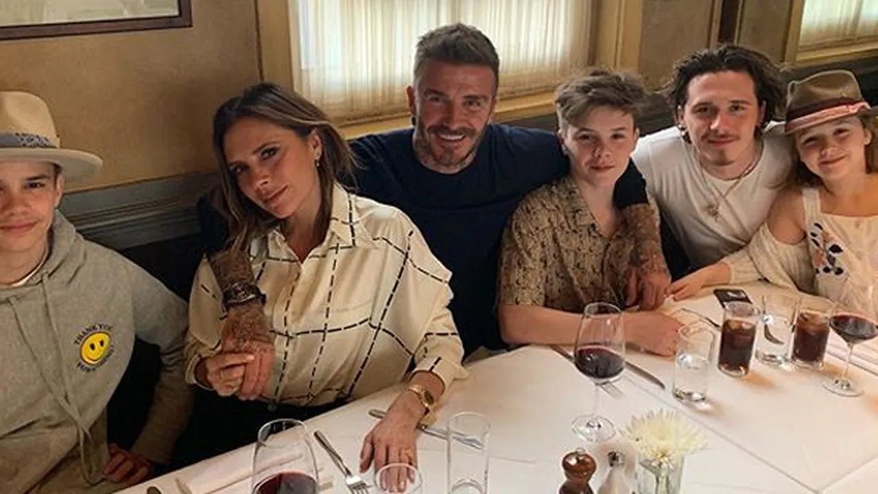 Victoria Pamer Sikap Manja Harper Saat Peluk David Beckham, Sweet! Victoria Pamer Sikap Manja Harper Saat Peluk David Beckham, Sweet!
