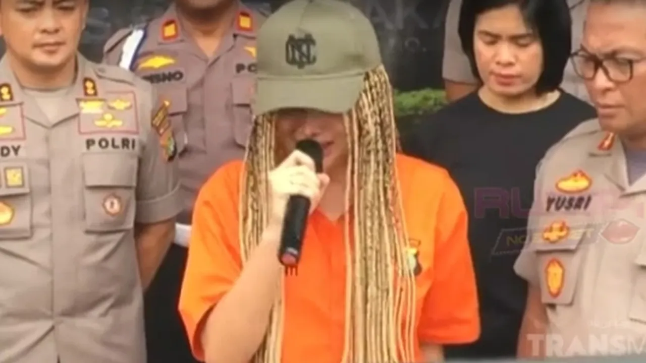 Beredar Video Lucinta Luna Nangis Minta Maaf Pakai Baju Oranye Dan Wig Panjang