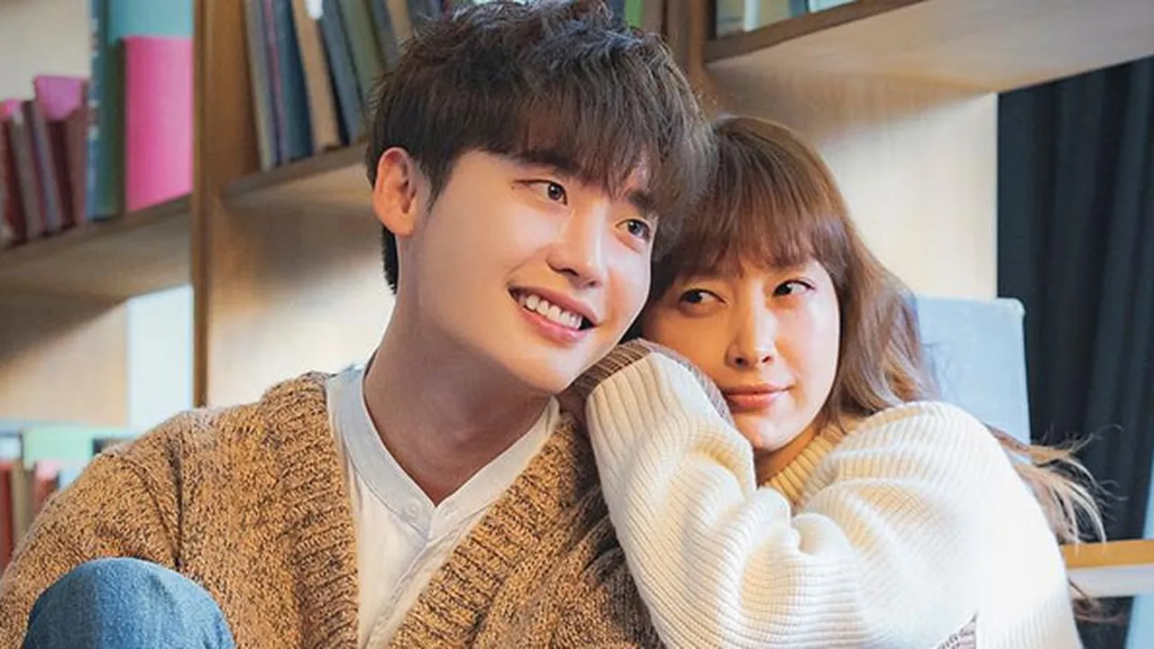 Video Teaser 'ROMANCE IS A BONUS BOOK', Lee Jong Suk Bikin Gemas