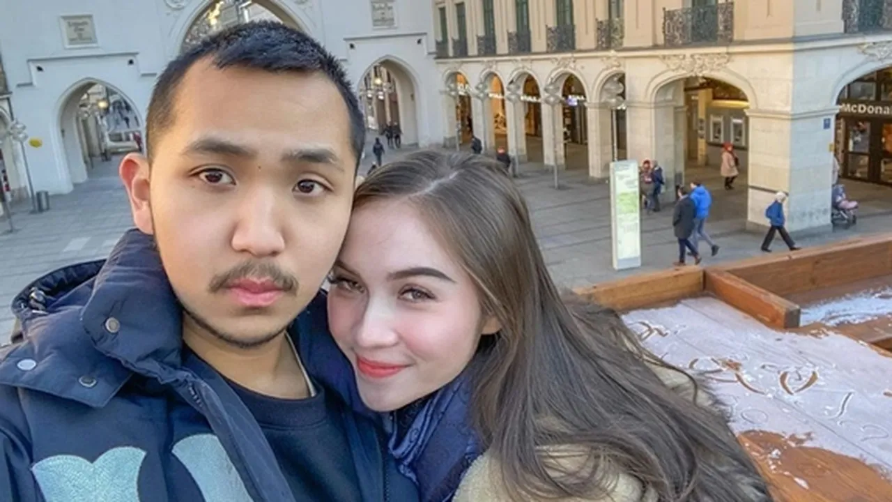 Viral Aktris Elina Joerg Diberi THR Mobil Alphard oleh Pacar
