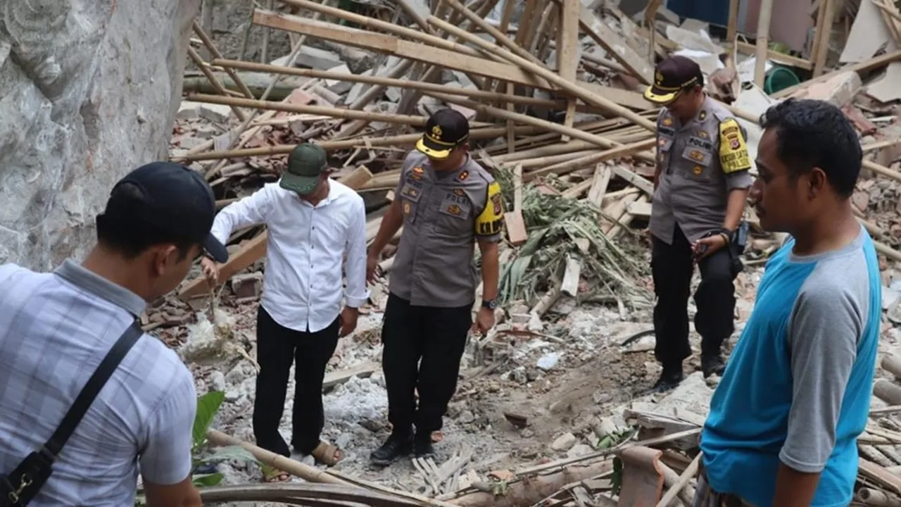 Viral Hujan Batu di Purwokerto, 7 Rumah dan 1 Madrasah Ambruk