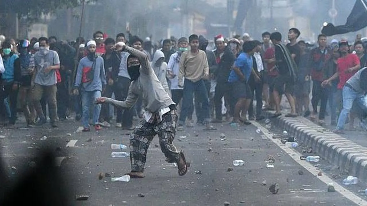 Viral, Marinir Ini Bubarkan Massa Kerusuhan Hanya 10 Menit & Tanpa Gunakan Senjata