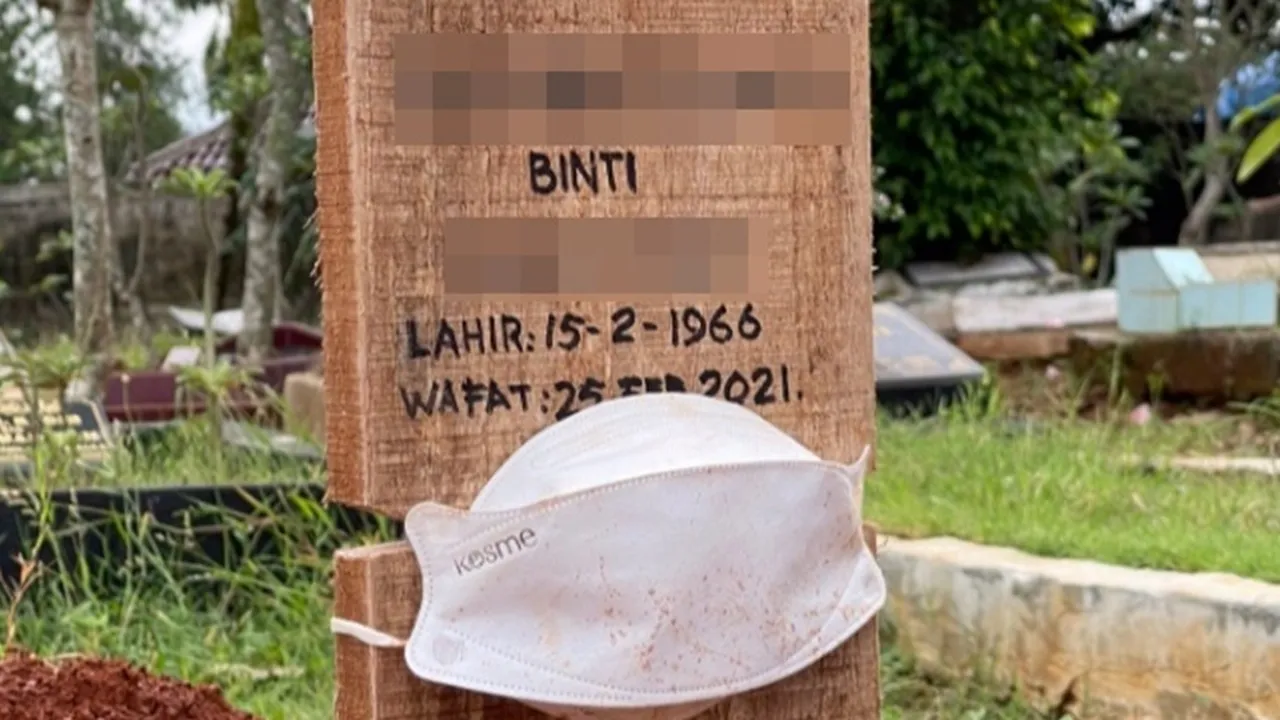 Viral! Nisan Kuburan Pakai Masker, Ingatkan Covid-19 Masih Mengancam