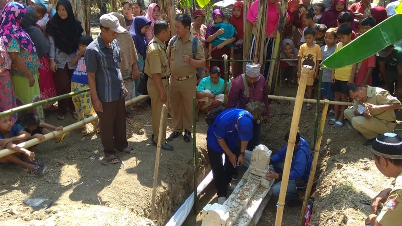 Viral Penemuan Makam Kuno di Kendal, Nisan Bertuliskan Bahasa Arab & Romawi