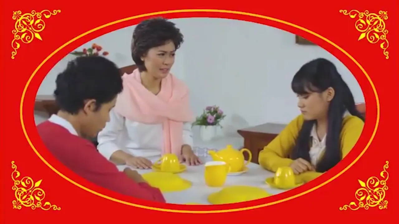 Viral Video Keluarga 'Khong Guan' Bicara Tentang Politik dan Puasa
