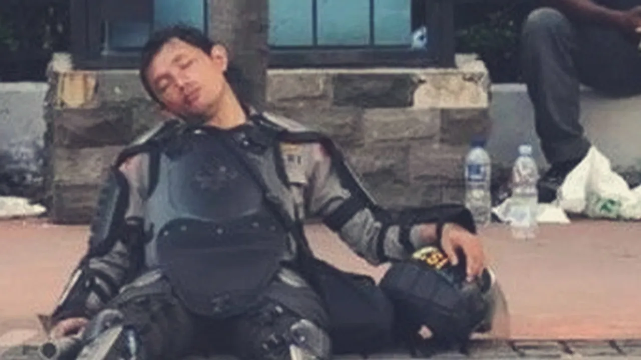 Viral Video Polisi Bicara dengan Ibunya di Telepon, Ditanya Kapan Pulang