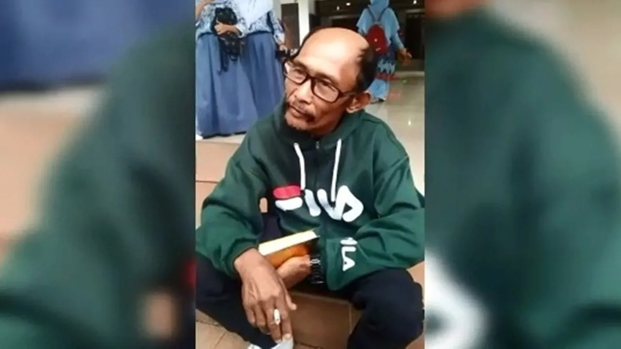 Viral Video Pria Duduki Al-Quran & Ngaku Menjadi Tuhan, Ini Fakta-Fakta Sebenarnya
