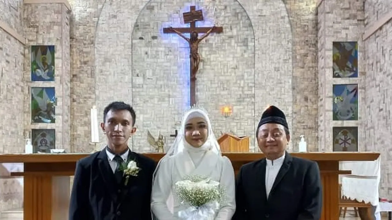 Viral Wanita Berjilbab Menikah di Gereja! Pagi Pemberkatan, Siang Akad Nikah