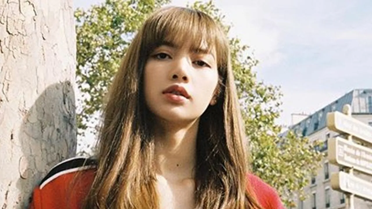 Visual Lisa BLACPINK Semakin Bersinar Saat Pose di Depan Menara Eiffel