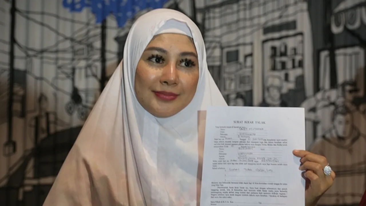 Vivi Paris Meminta Sandy Tumiwa Jatuhkan Talak, Ini Alasannya