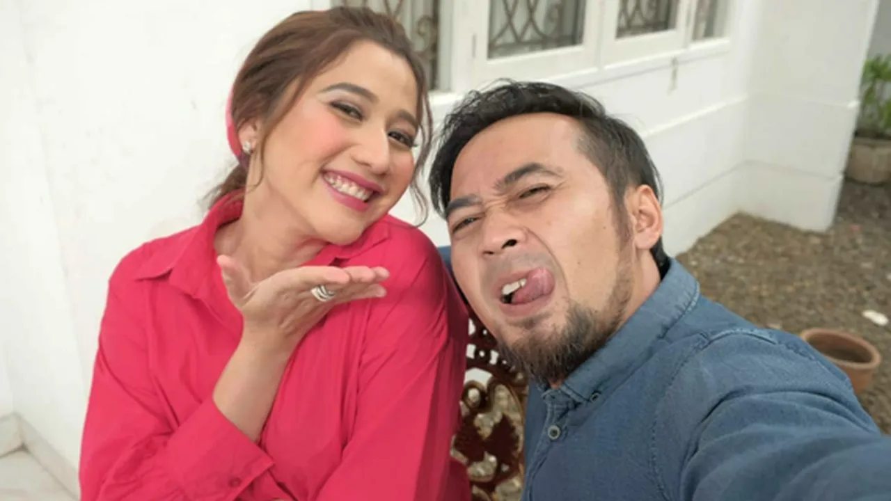 Vokalis Hello Band Digandeng Mesra Perempuan Cantik, Ada Apa?