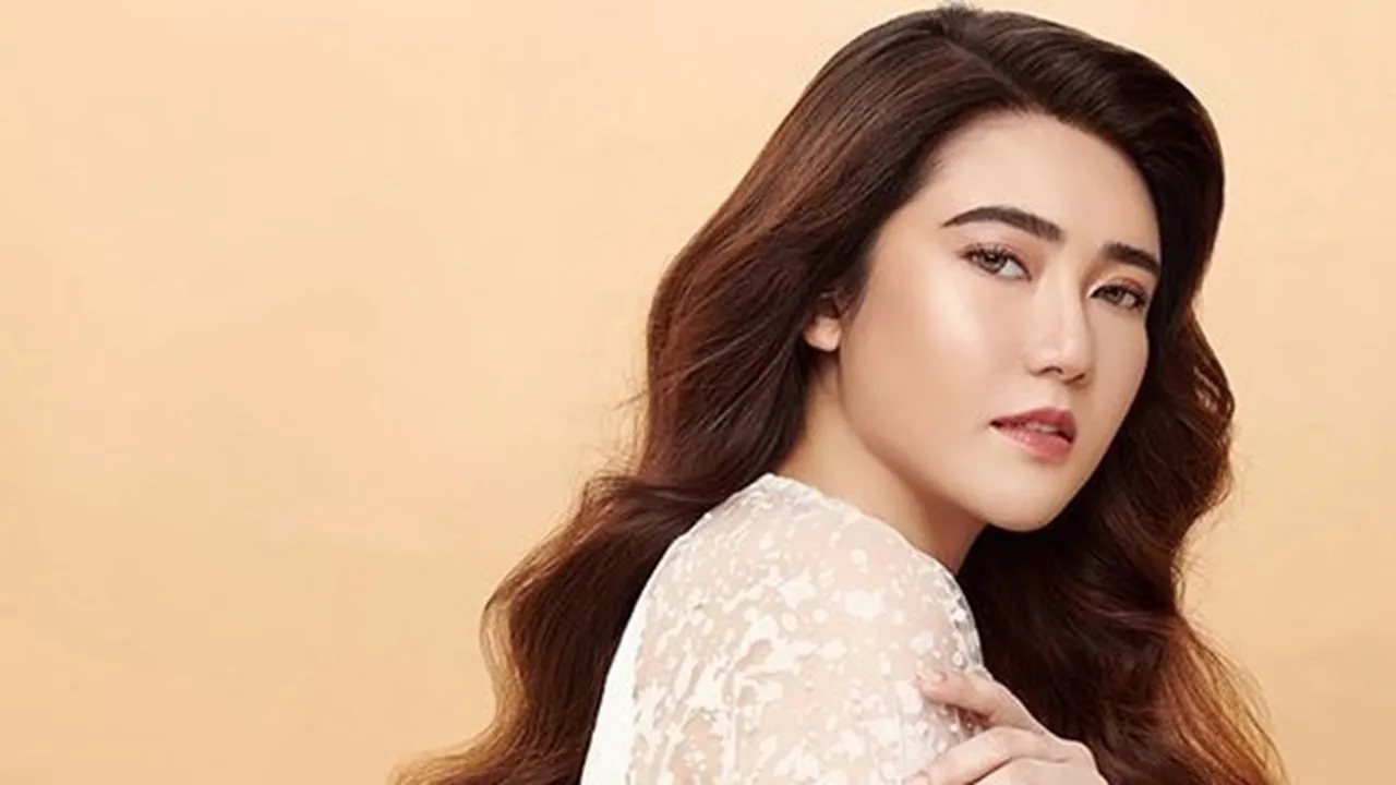 Wajah Cemong Kena Kue, Via Vallen Tetap Terlihat Cantik dan Glowing!